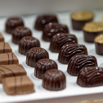 Pralinen liegen auf einem Tisch.