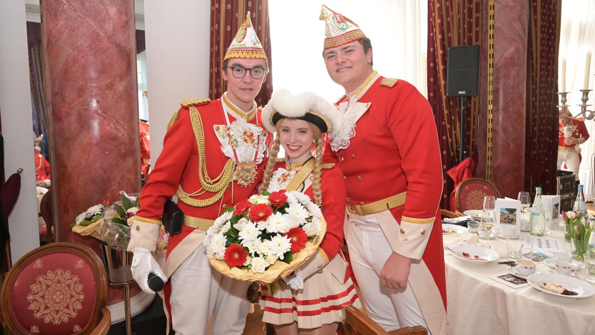 Prinzengardekommandant (l.) mit dem neuen Tanzpaar der Garde.