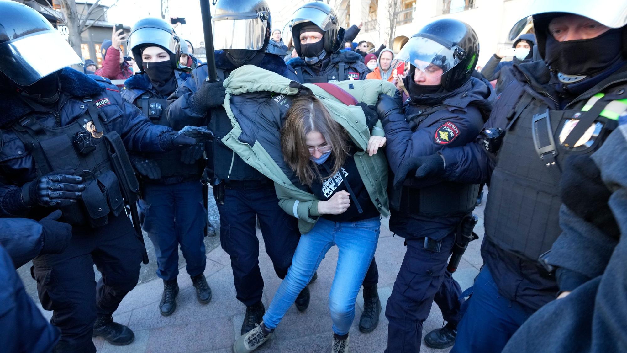 Inzwischen sind solche Bilder in Russland eher selten geworden. Eine Kriegsgegnerin wird im Februar 2022 von Polizisten abgeführt. Heute traut sich kaum noch jemand, gegen Putins Schreckensherrschaft und den Angriffskrieg seine Stimme zu erheben.