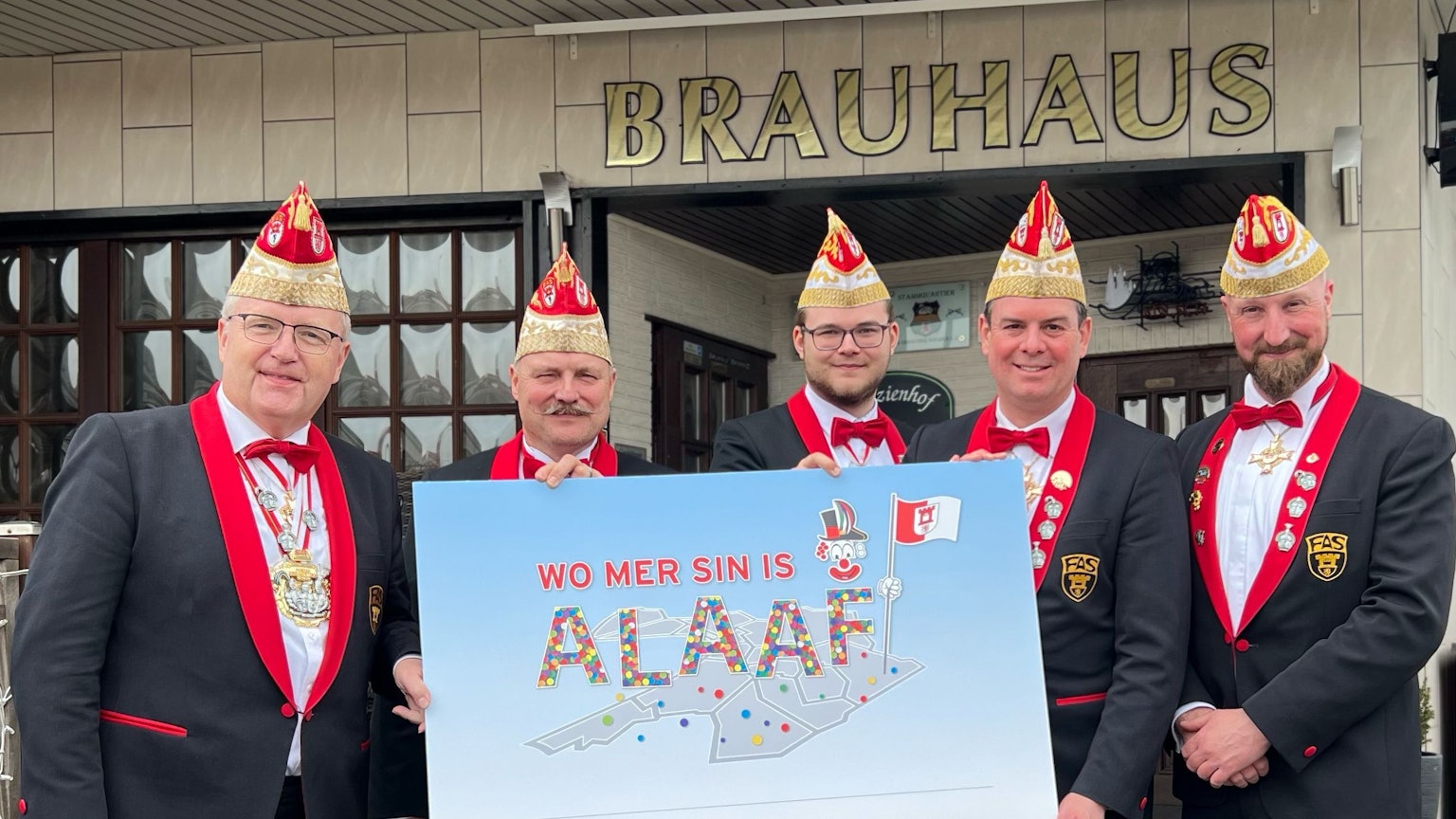 Mitglieder des FAS präsentieren das Motto für die kommende Session.