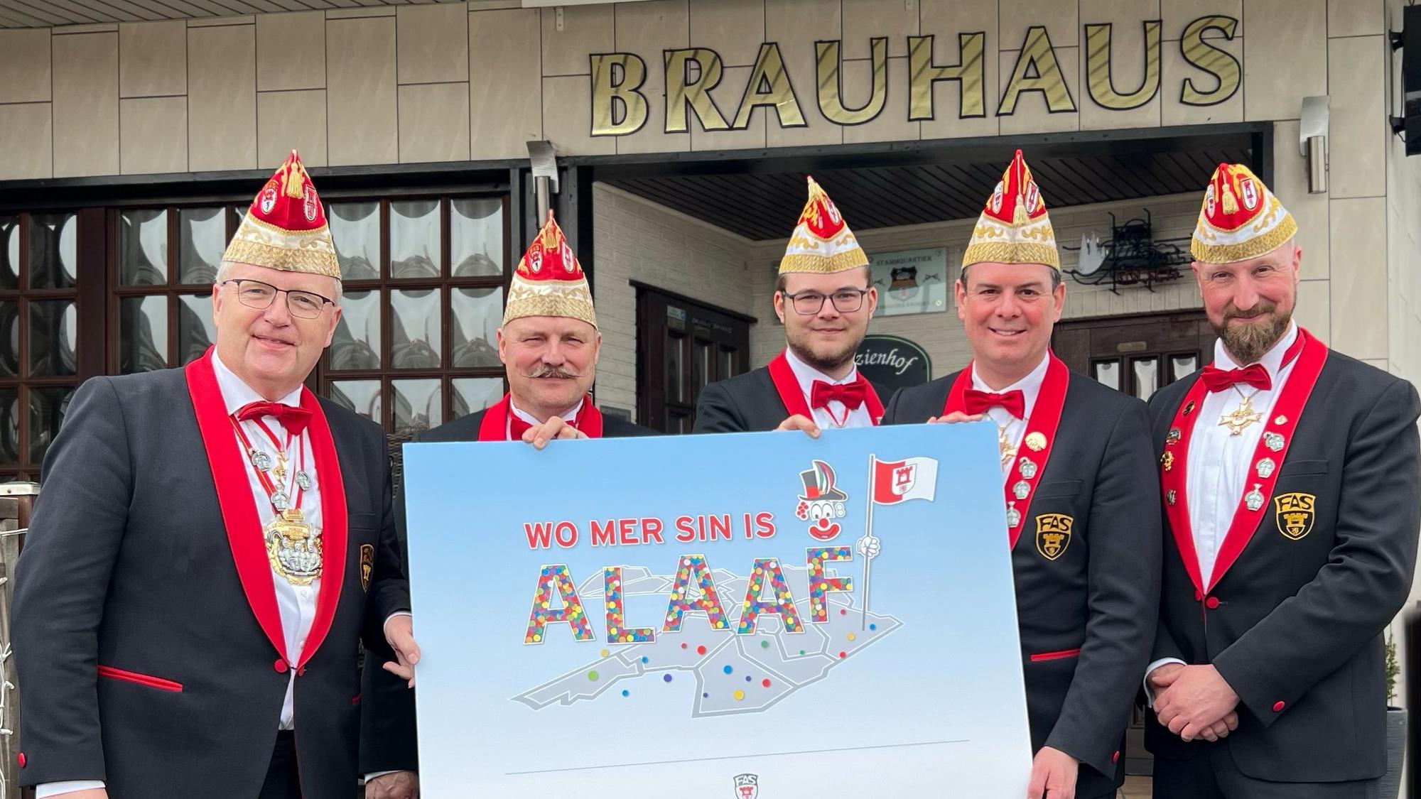 Mitglieder des FAS präsentieren das Motto für die kommende Session.
