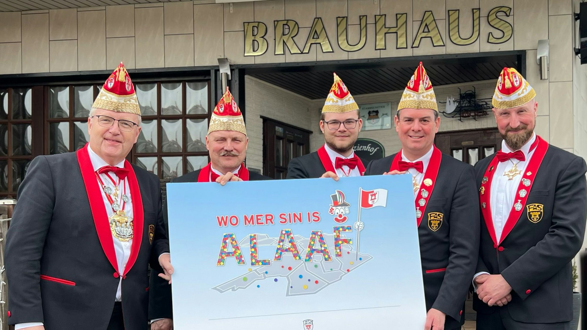 Mitglieder des FAS präsentieren das Motto für die kommende Session.