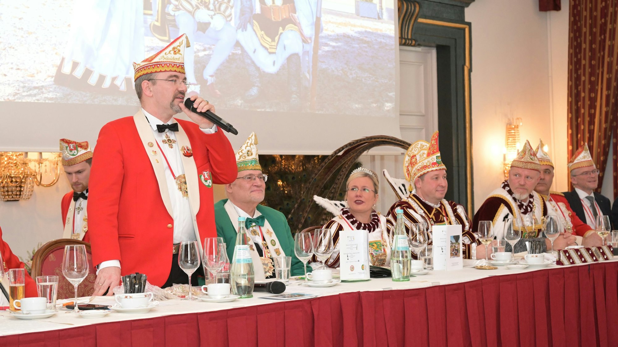 Alexander Pfister hält eine Rede.