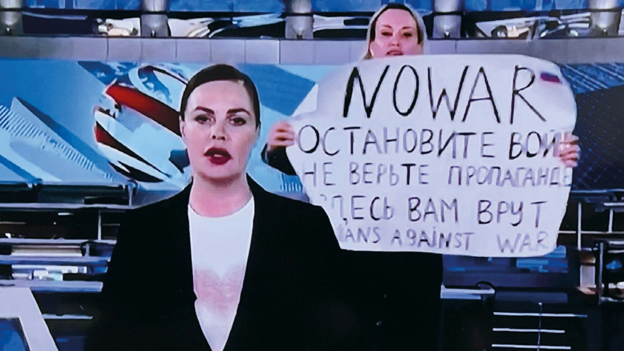 Unser Bild zeigt einen Ausschnitt des Buchcovers von Marina Owsjannikowa. Es heißt „Zwischen Gut und Böse- Wie ich mich endlich der Kreml-Propaganda entgegenstellte“ und soll am 14. März 2023 auf Deutsch erscheinen.