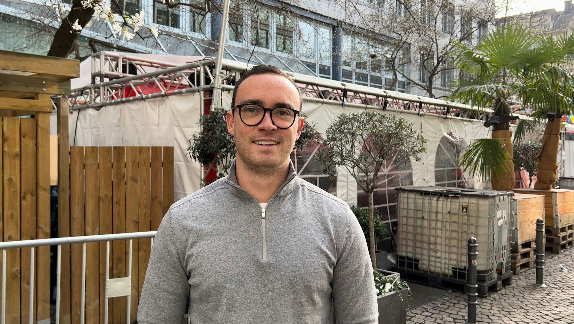 Ein Mann steht in der Kölner Innenstadt.