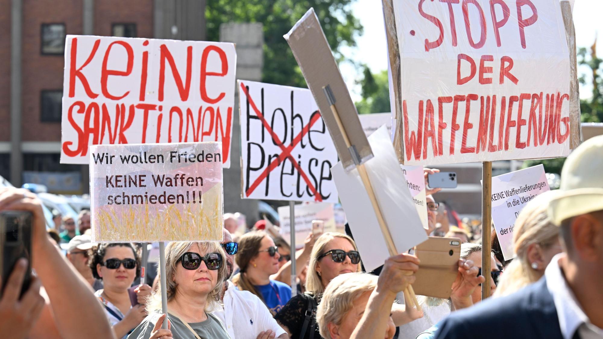 Teilnehmer protestieren bei einer prorussischen Kundgebung unter dem Motto „Gegen Krieg und Waffenlieferungen an die Ukraine“
