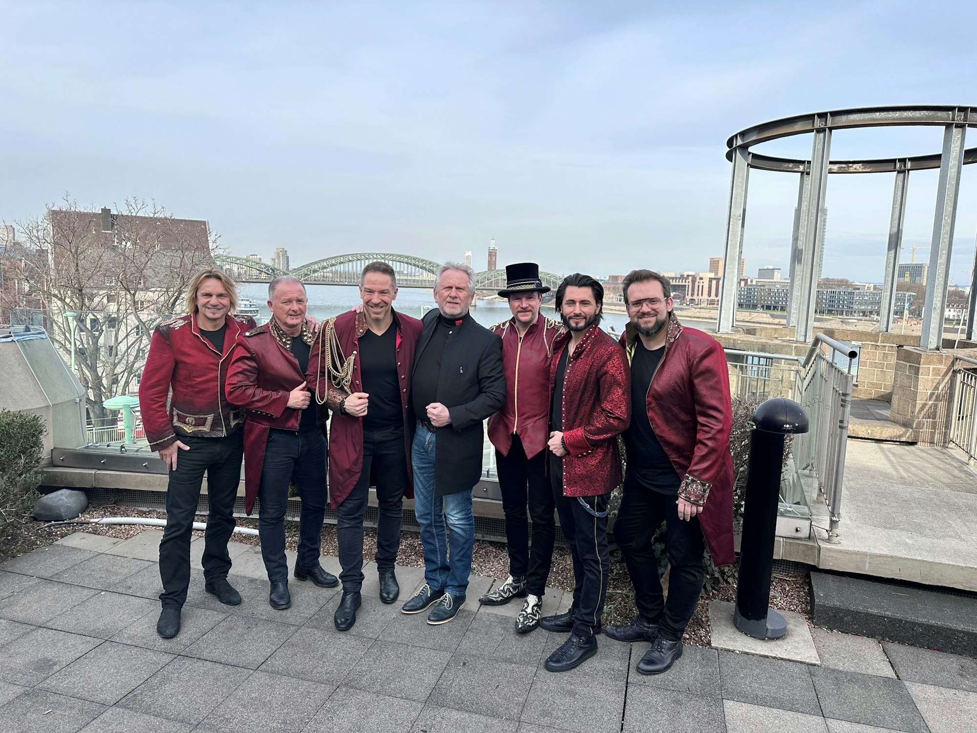 22.02.2023, Köln: Der Sänger Henning Krautmacher, ehemaliger Frontmann der Höhner, wird seinen Abschied bei der Show Höhner Rock and Roll Cirus (Kölner Premier am 4. Mai 2023) geben.
v.l. Jens Streifling, Micky Schläger, Patrick Lück, Henning Krautmacher, Heiko Braun, Edin Colic und Freddy Lubitz Foto: Stefan Worring