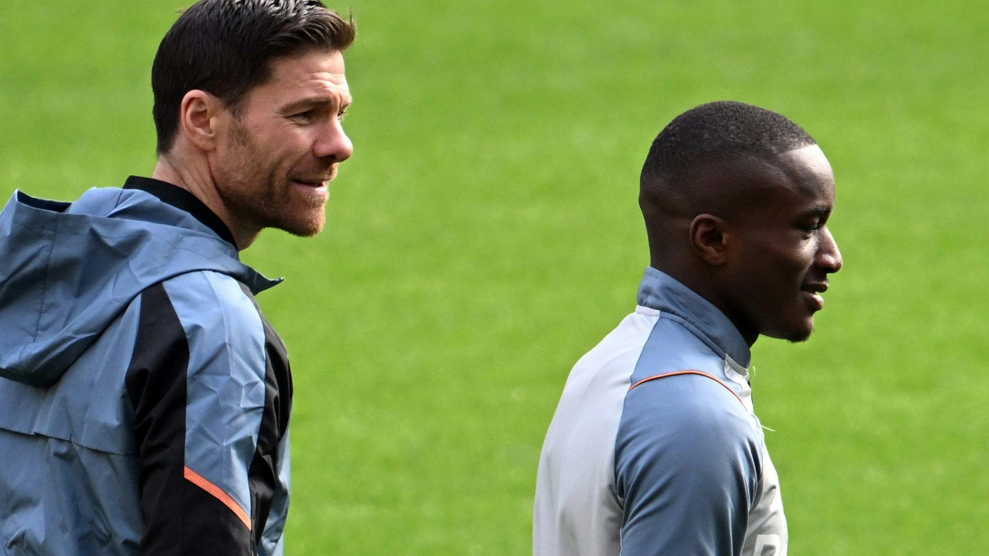Xabi Alonso (links) im Gespräch mit Moussa Diaby
