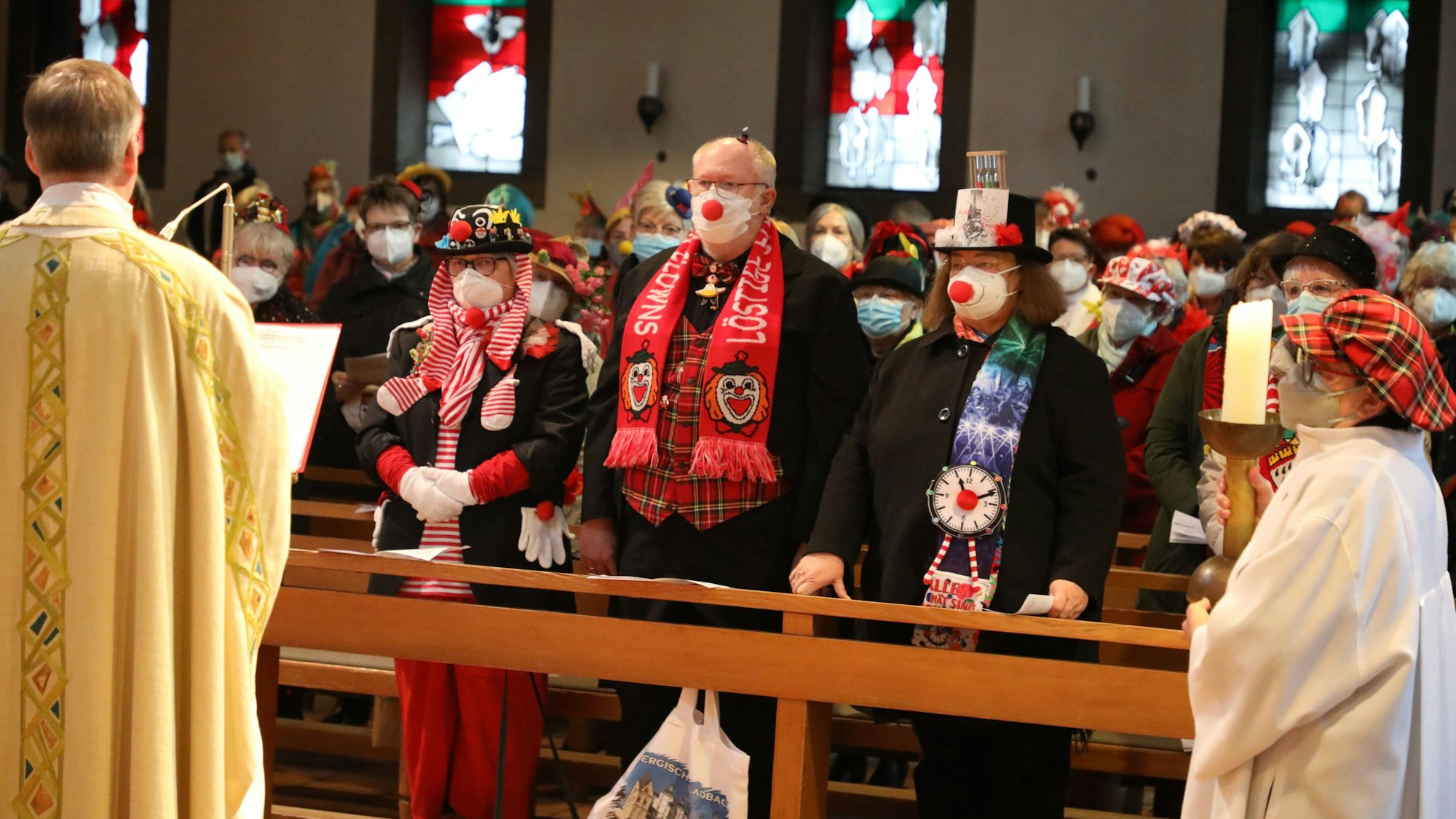 Verkleidete Karnevalisten in der Möhnemess in Bergisch Gladbach-Schildgen.