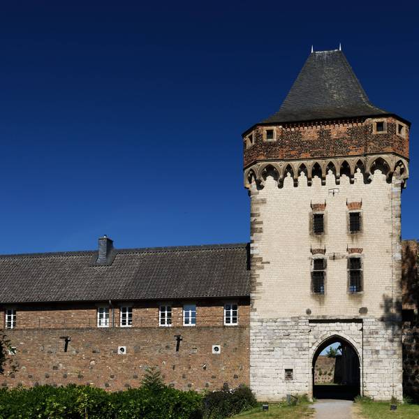 Burg Friedestrom in der historischen Altstadt von Zons