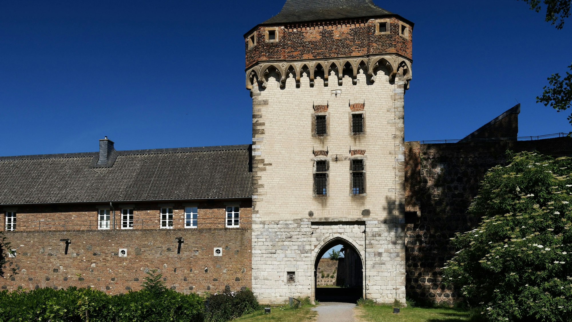 Burg Friedestrom in der historischen Altstadt von Zons