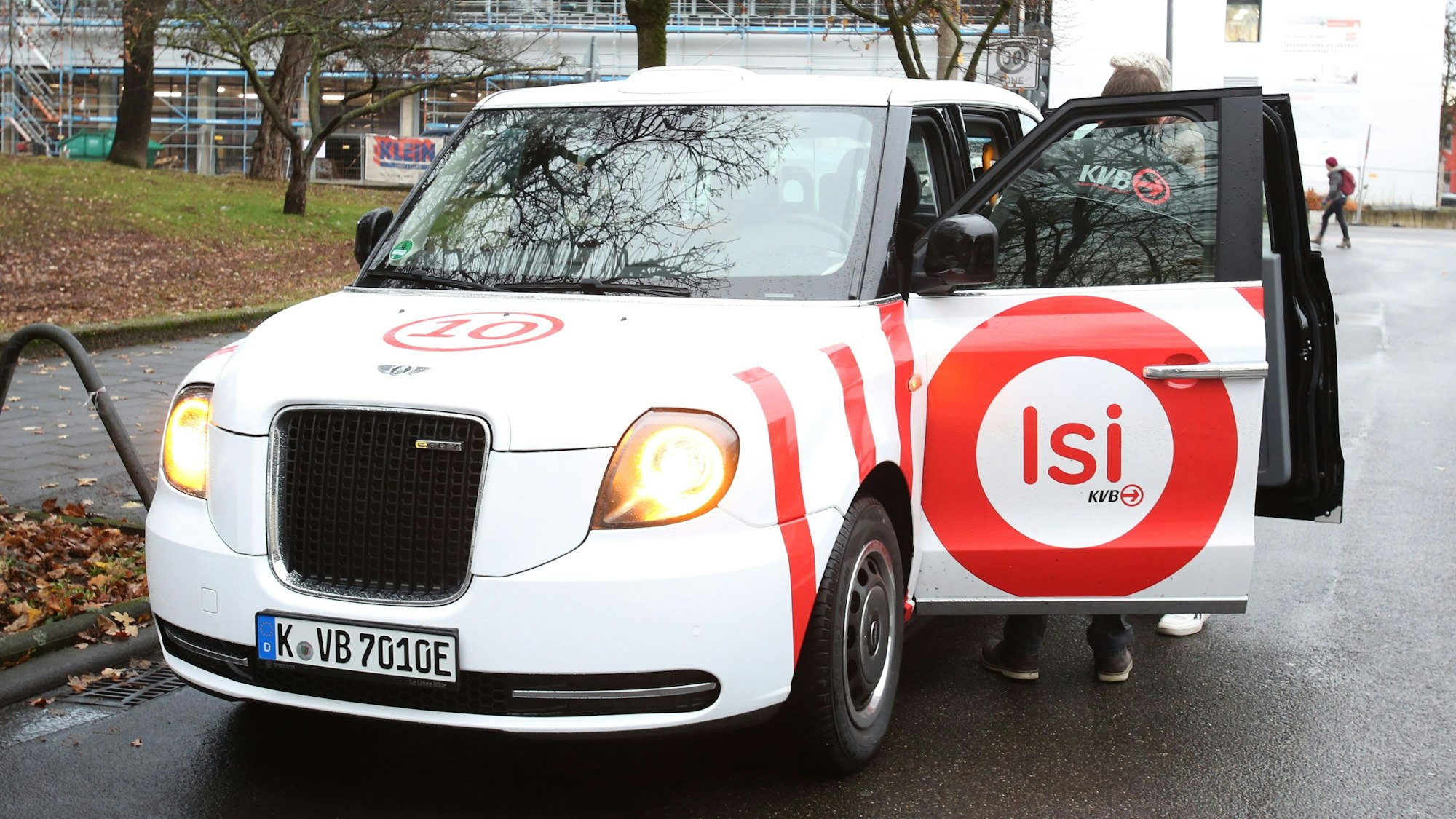 Weißes Isi-Fahrzeug der KVB