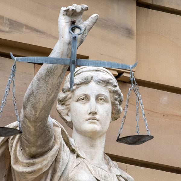 Vor dem Gebäude des Amt- und Landgerichts steht eine Statue der Göttin Justitia.