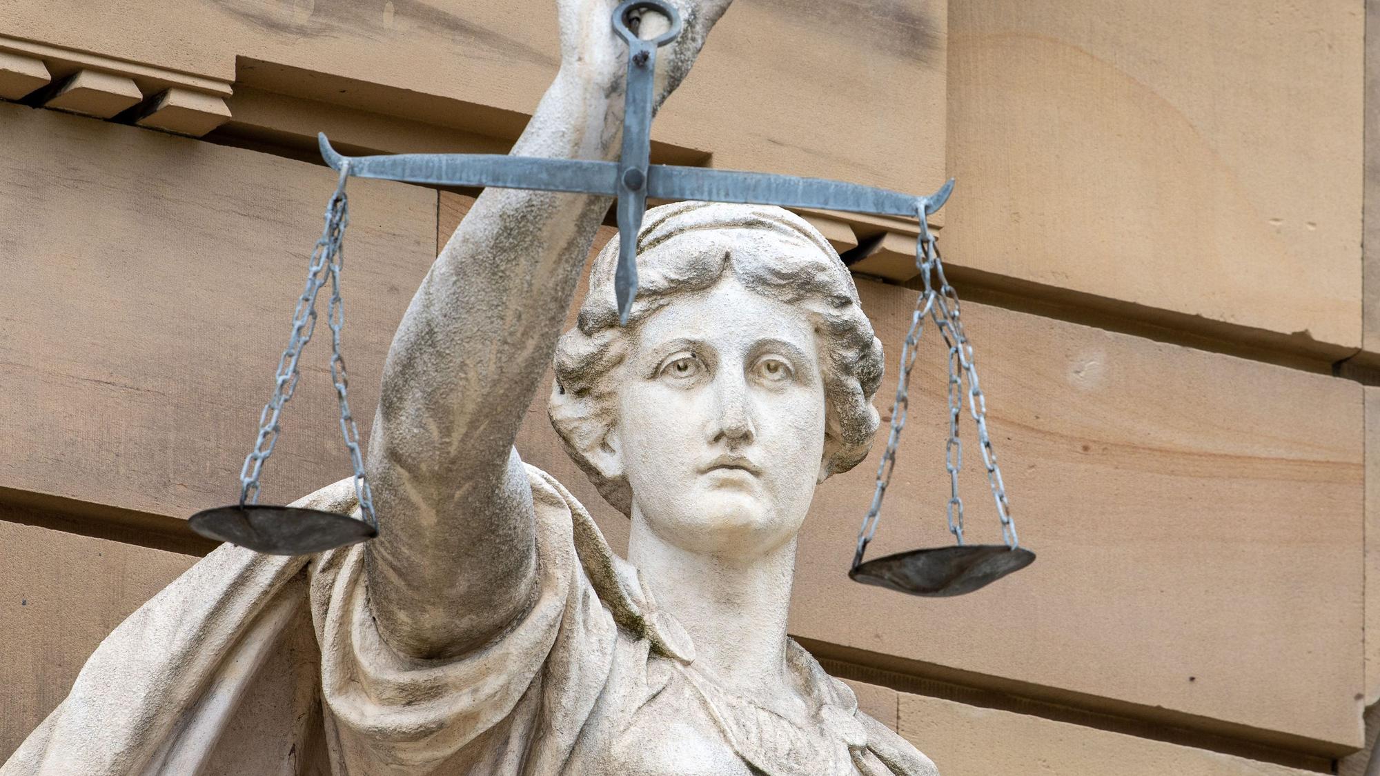 Vor dem Gebäude des Amt- und Landgerichts steht eine Statue der Göttin Justitia.