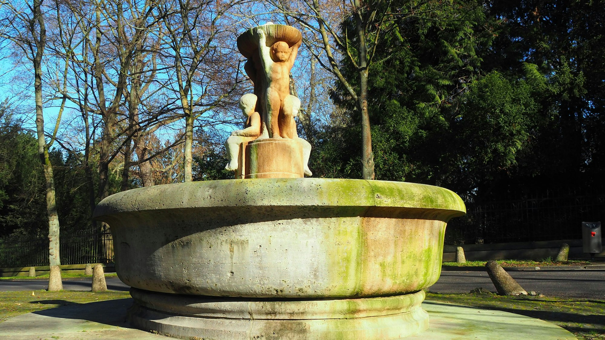Der Puttenbrunnen steht vor der Villa Marienburg.