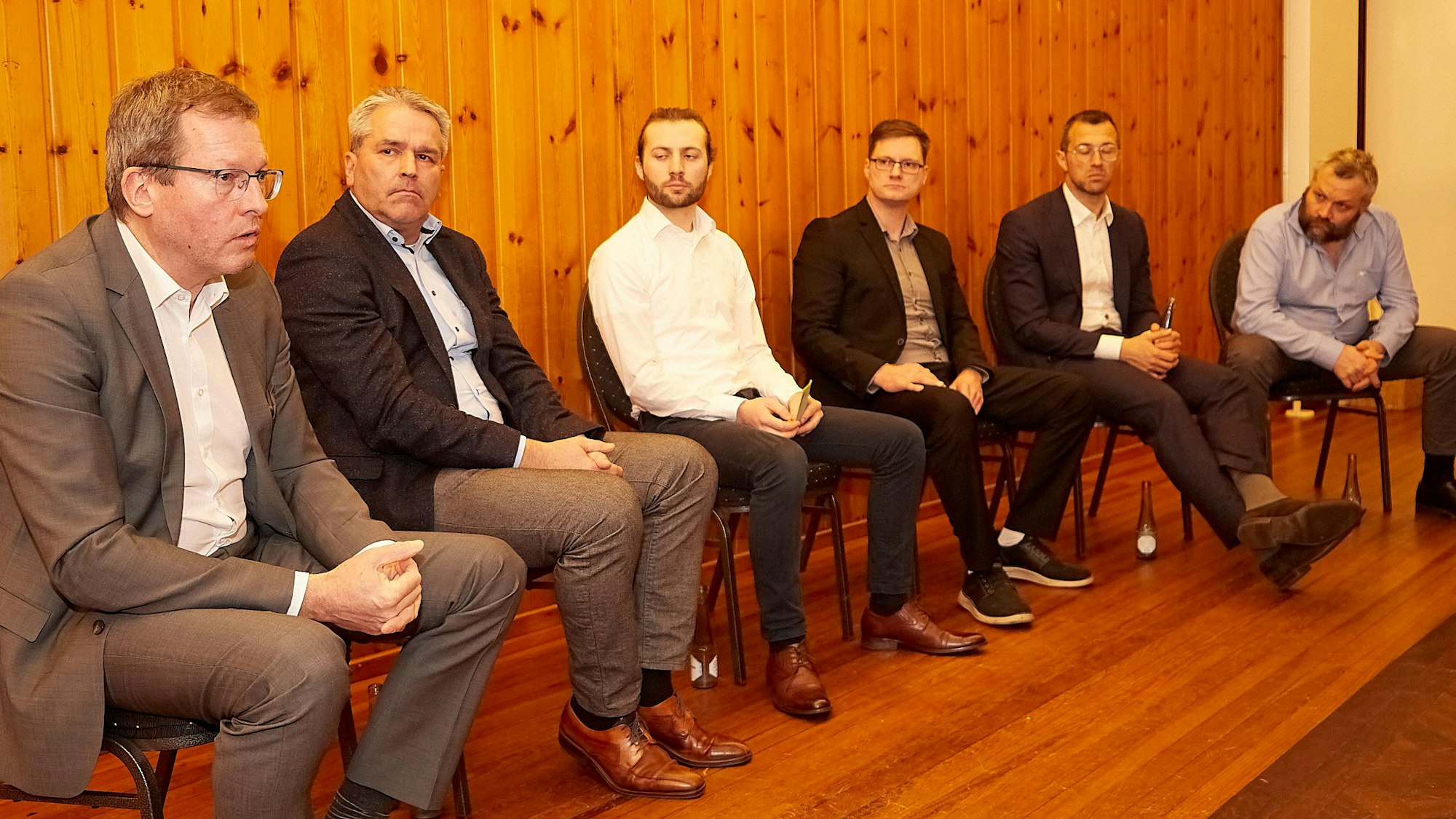 Sechs Männer sitzen nebeneinander. Sie reden über die Lage der Unternehmen im Krei Euskrichen.