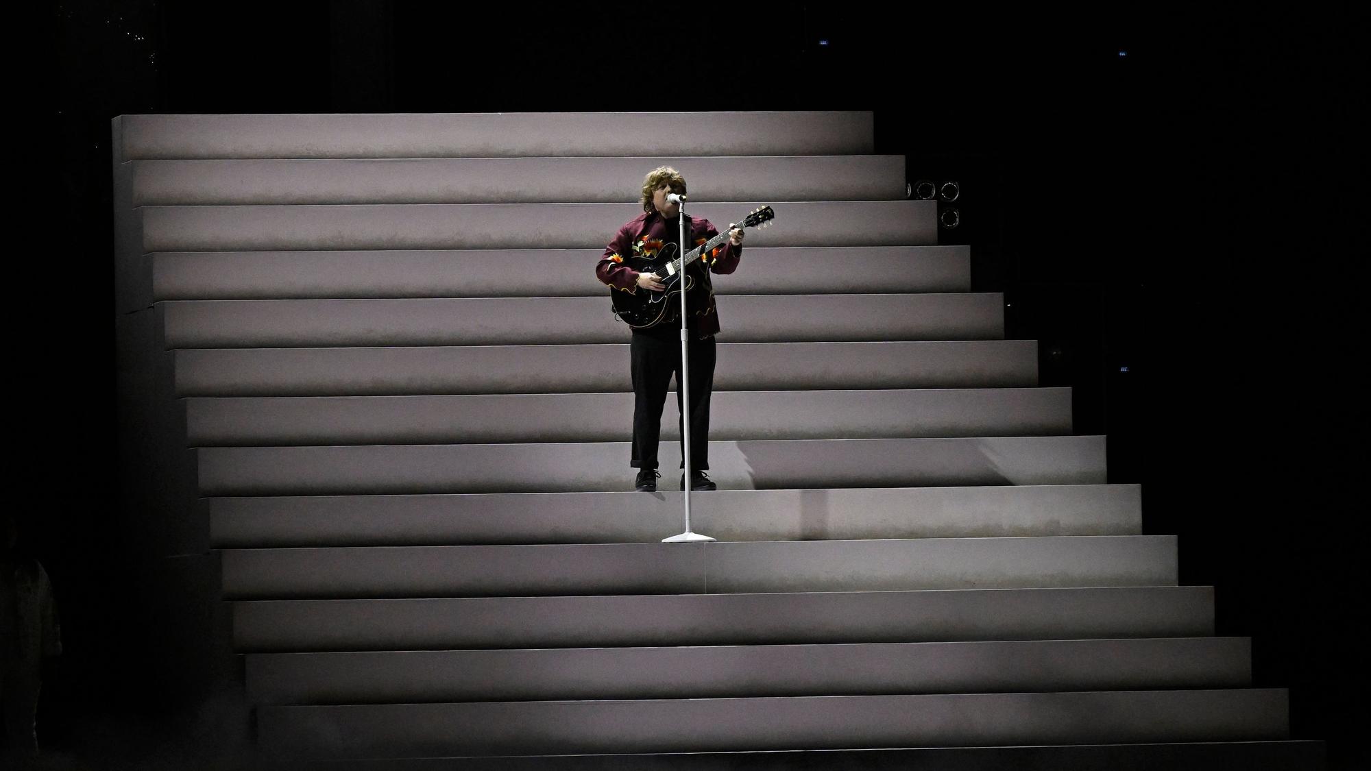 Es ist Lewis Capaldi zu sehen, wie er auf der Bühne singt.
