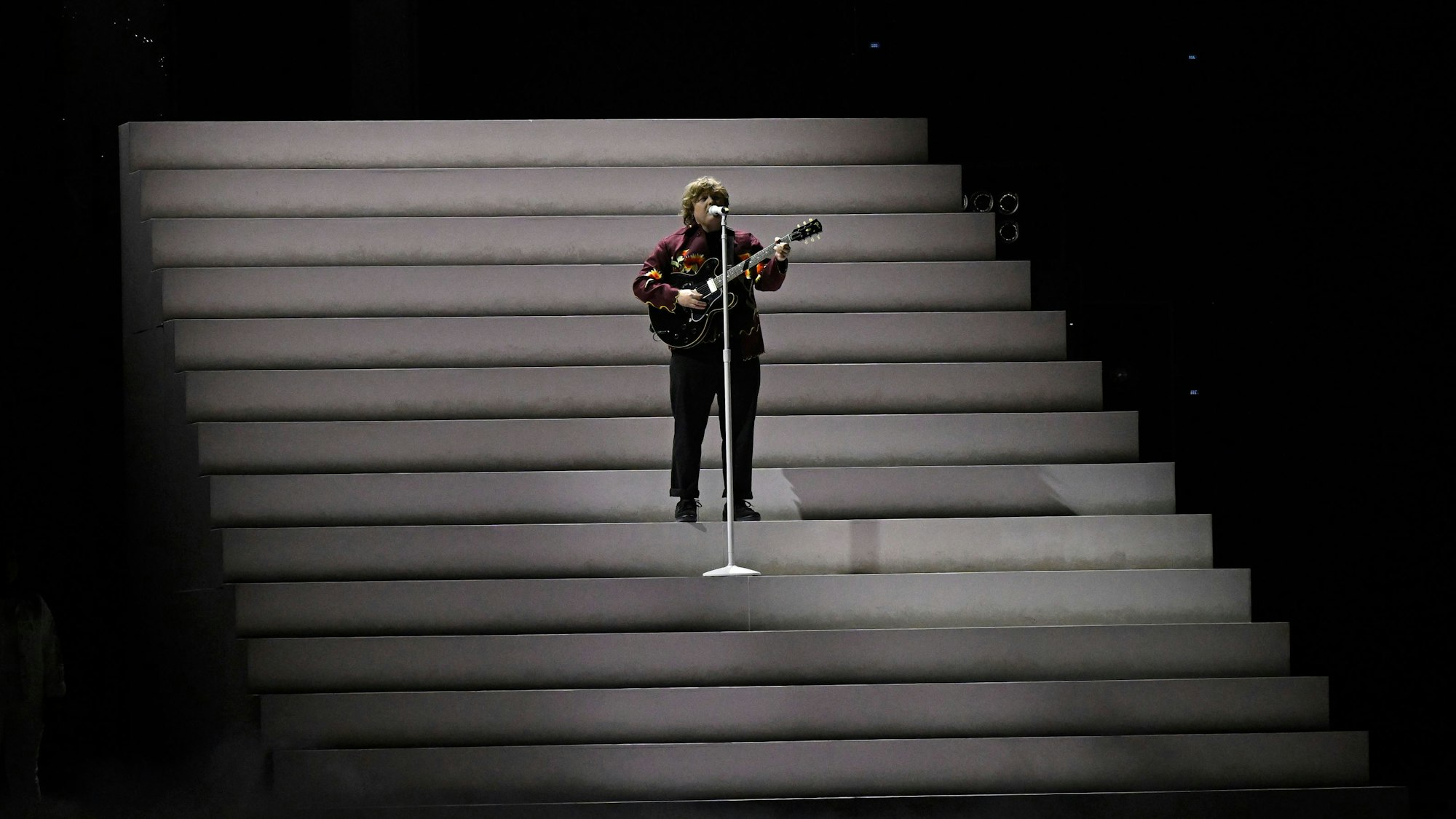 Es ist Lewis Capaldi zu sehen, wie er auf der Bühne singt.