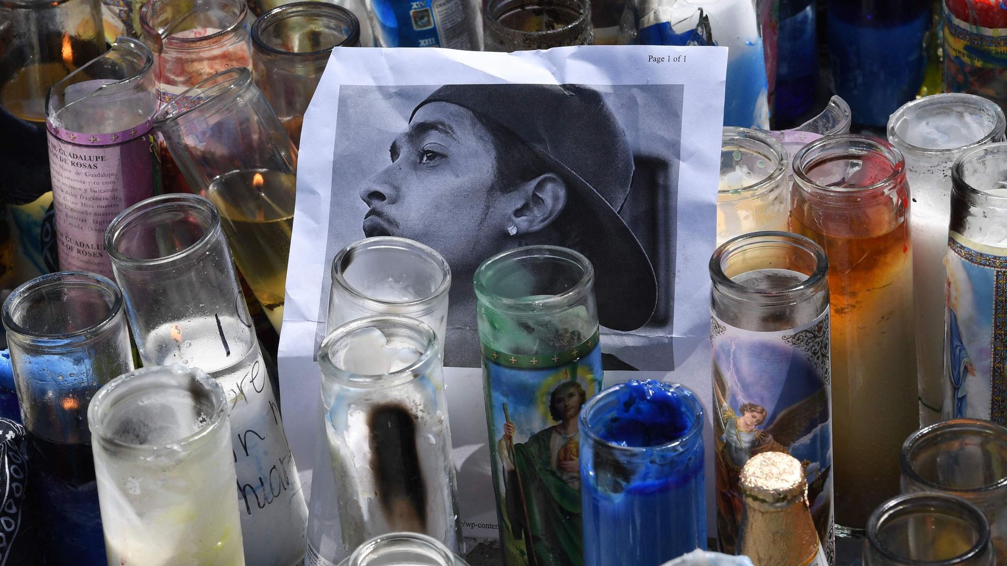 Die Gedenkstätte vor Nipsey Hussles Kleidungsgeschäfts „The Marathon“, in Los Angeles.