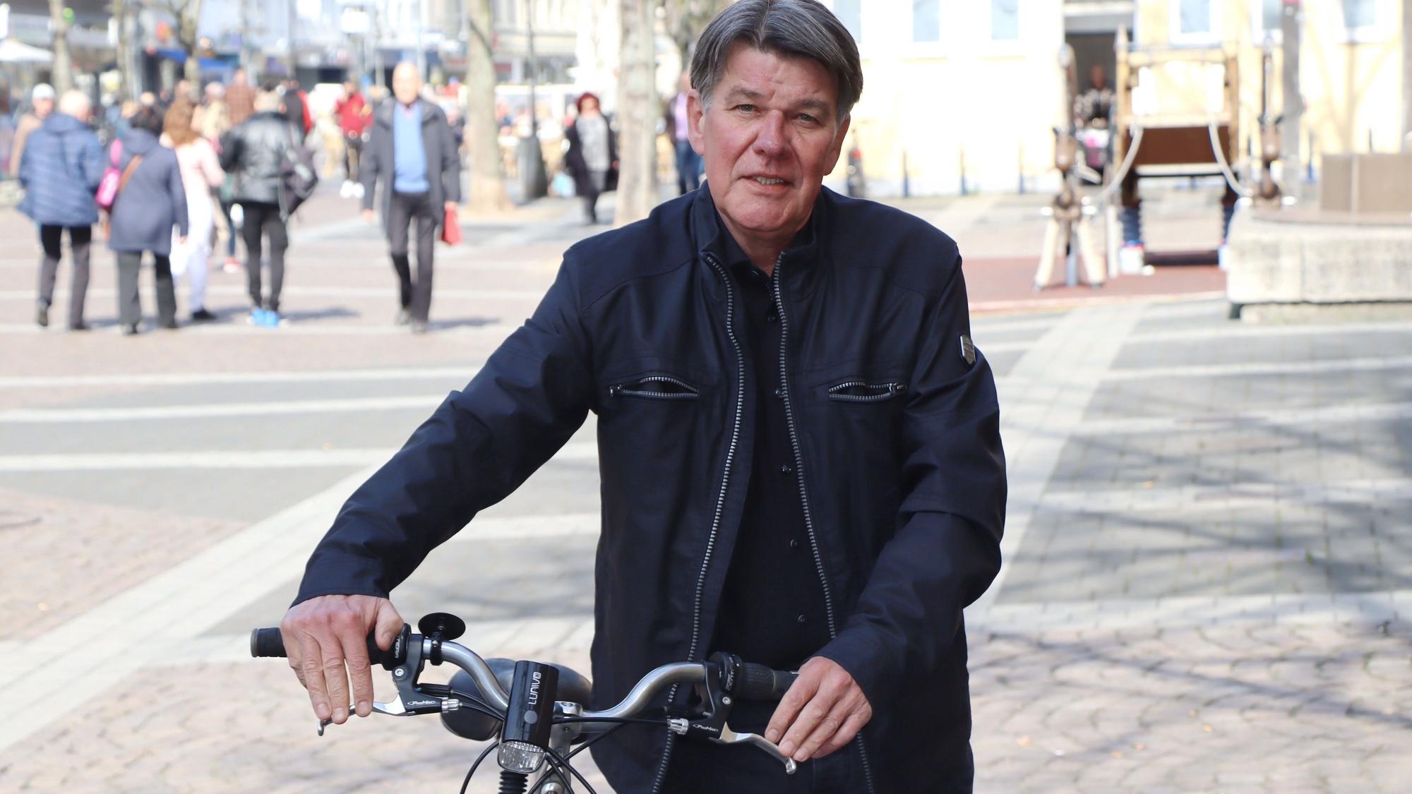 Das Foto zeigt Udo Lielischkies mit seinem Fahrrad in der Fußgängerzone von Brühl.