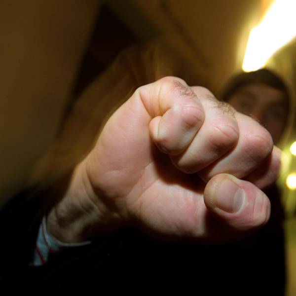 Ein junger Mann hebt seine geballte Faust (Archivfoto vom 11.01.2008). Den Kampf gegen Jugendkriminalität soll in Frankfurt ein gemeinsames Haus von Strafverfolgern, Justiz und Jugendhilfe voran bringen. Landesregierung und Magistrat versprechen sich von der Zusammenarbeit der Behörden unter einem Dach schnellere Reaktionen auf Straftaten - nach Ansicht von Fachleuten die entscheidende Voraussetzung, um bei jugendlichen Kriminellen etwas zu bewirken.