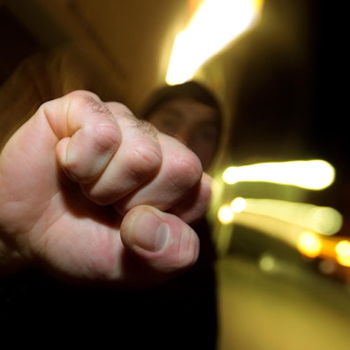 Ein junger Mann hebt seine geballte Faust (Archivfoto vom 11.01.2008). Den Kampf gegen Jugendkriminalität soll in Frankfurt ein gemeinsames Haus von Strafverfolgern, Justiz und Jugendhilfe voran bringen. Landesregierung und Magistrat versprechen sich von der Zusammenarbeit der Behörden unter einem Dach schnellere Reaktionen auf Straftaten - nach Ansicht von Fachleuten die entscheidende Voraussetzung, um bei jugendlichen Kriminellen etwas zu bewirken.