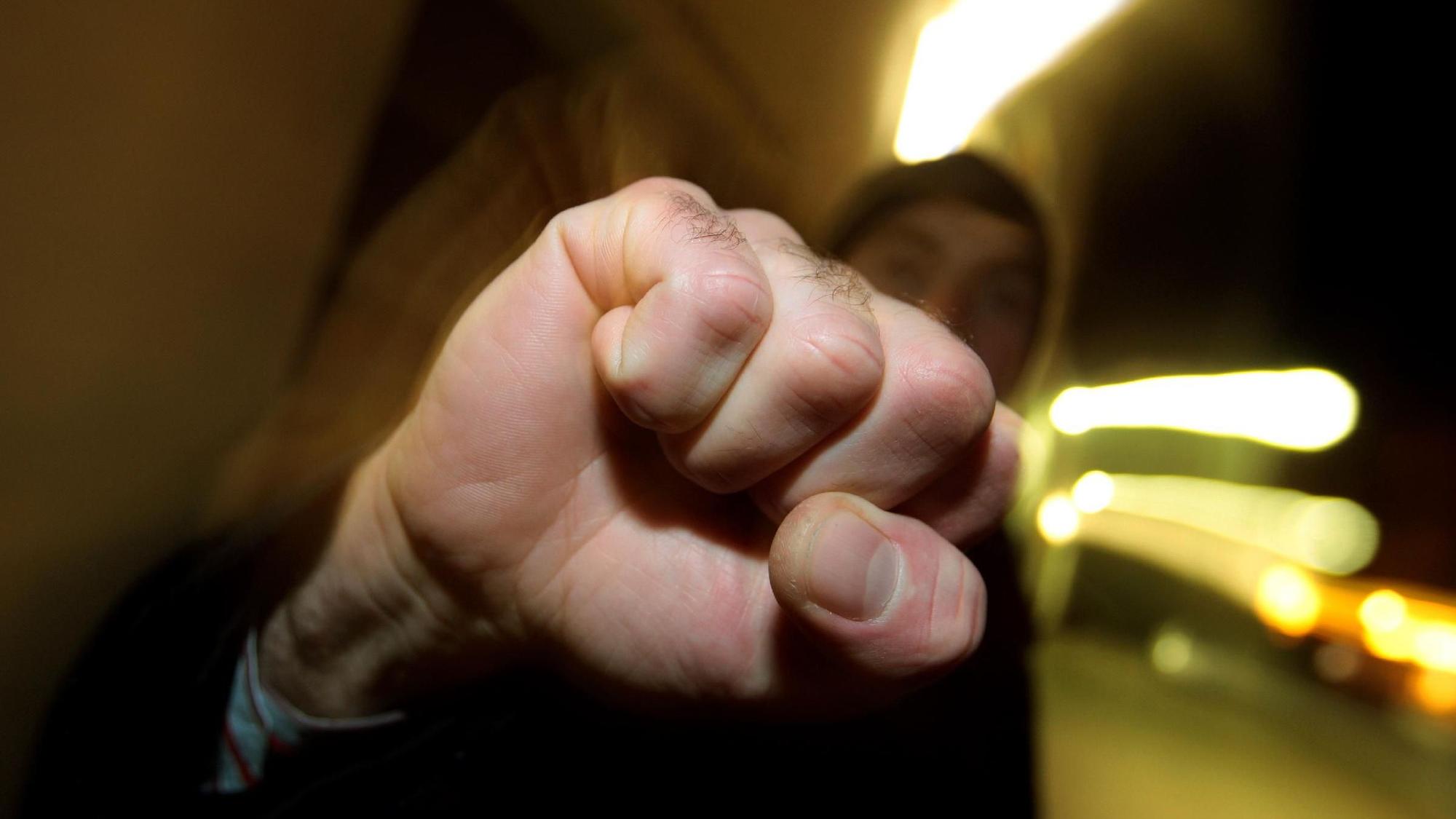 Ein junger Mann hebt seine geballte Faust (Archivfoto vom 11.01.2008). Den Kampf gegen Jugendkriminalität soll in Frankfurt ein gemeinsames Haus von Strafverfolgern, Justiz und Jugendhilfe voran bringen. Landesregierung und Magistrat versprechen sich von der Zusammenarbeit der Behörden unter einem Dach schnellere Reaktionen auf Straftaten - nach Ansicht von Fachleuten die entscheidende Voraussetzung, um bei jugendlichen Kriminellen etwas zu bewirken.