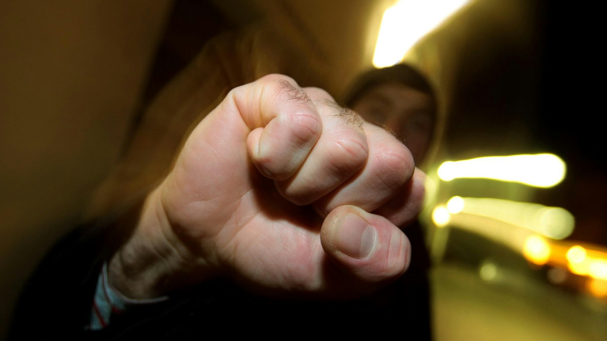 Ein junger Mann hebt seine geballte Faust (Archivfoto vom 11.01.2008). Den Kampf gegen Jugendkriminalität soll in Frankfurt ein gemeinsames Haus von Strafverfolgern, Justiz und Jugendhilfe voran bringen. Landesregierung und Magistrat versprechen sich von der Zusammenarbeit der Behörden unter einem Dach schnellere Reaktionen auf Straftaten - nach Ansicht von Fachleuten die entscheidende Voraussetzung, um bei jugendlichen Kriminellen etwas zu bewirken.