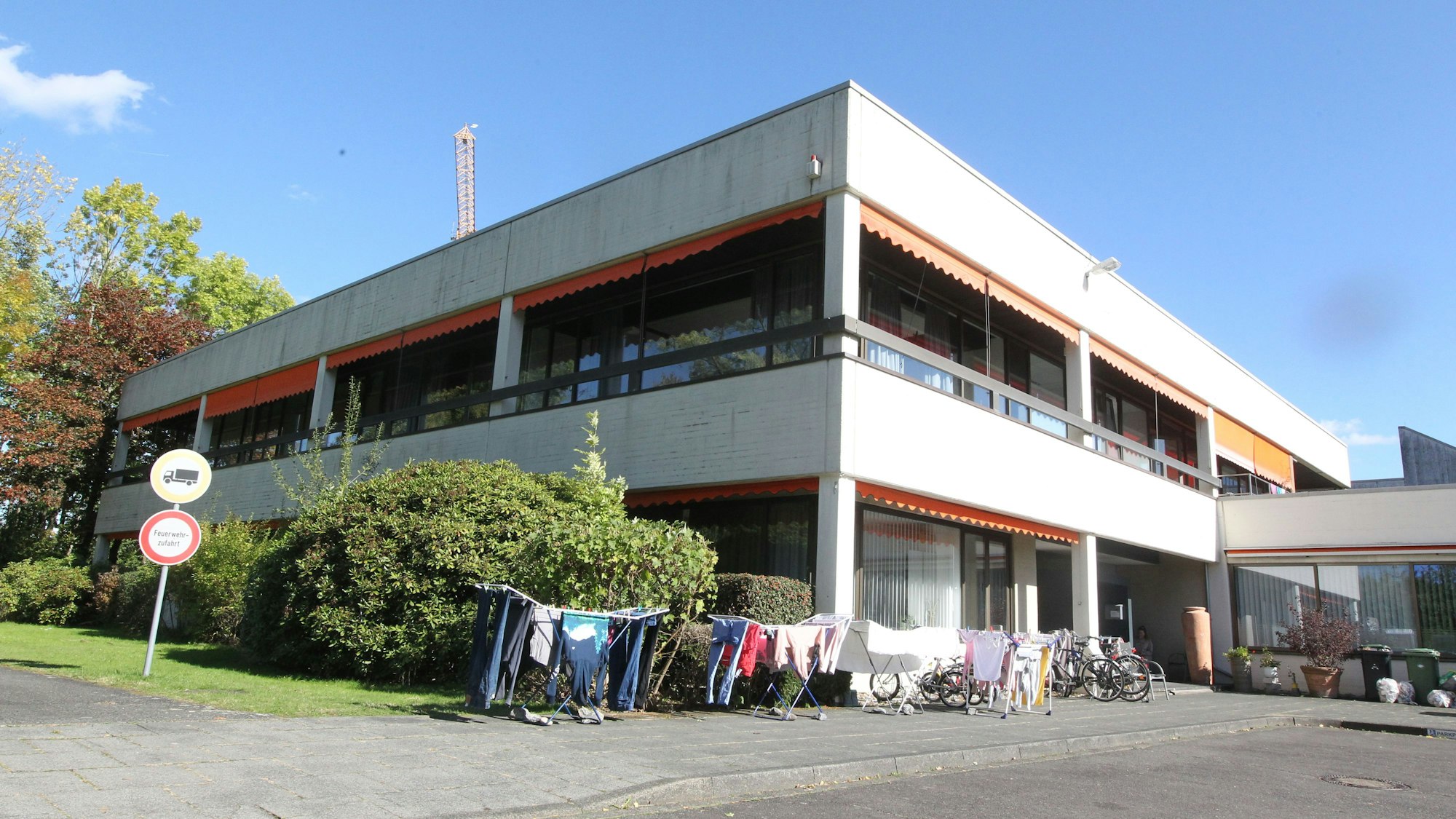 Wäsche trocknet vor der Tür einer Flüchtlingsunterkunft.