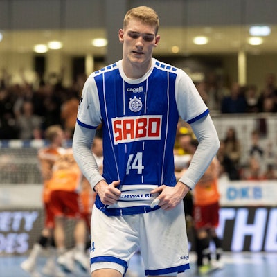 Zu sehen ist ein Handballspieler in einer Sporthalle.