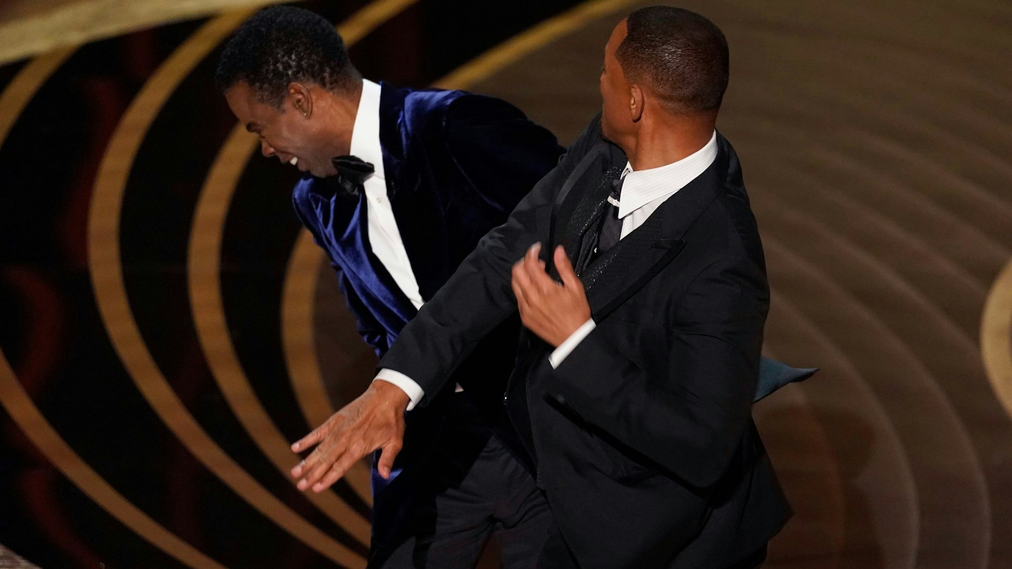Will Smith verpasst Chris Rock eine Ohrfeige.