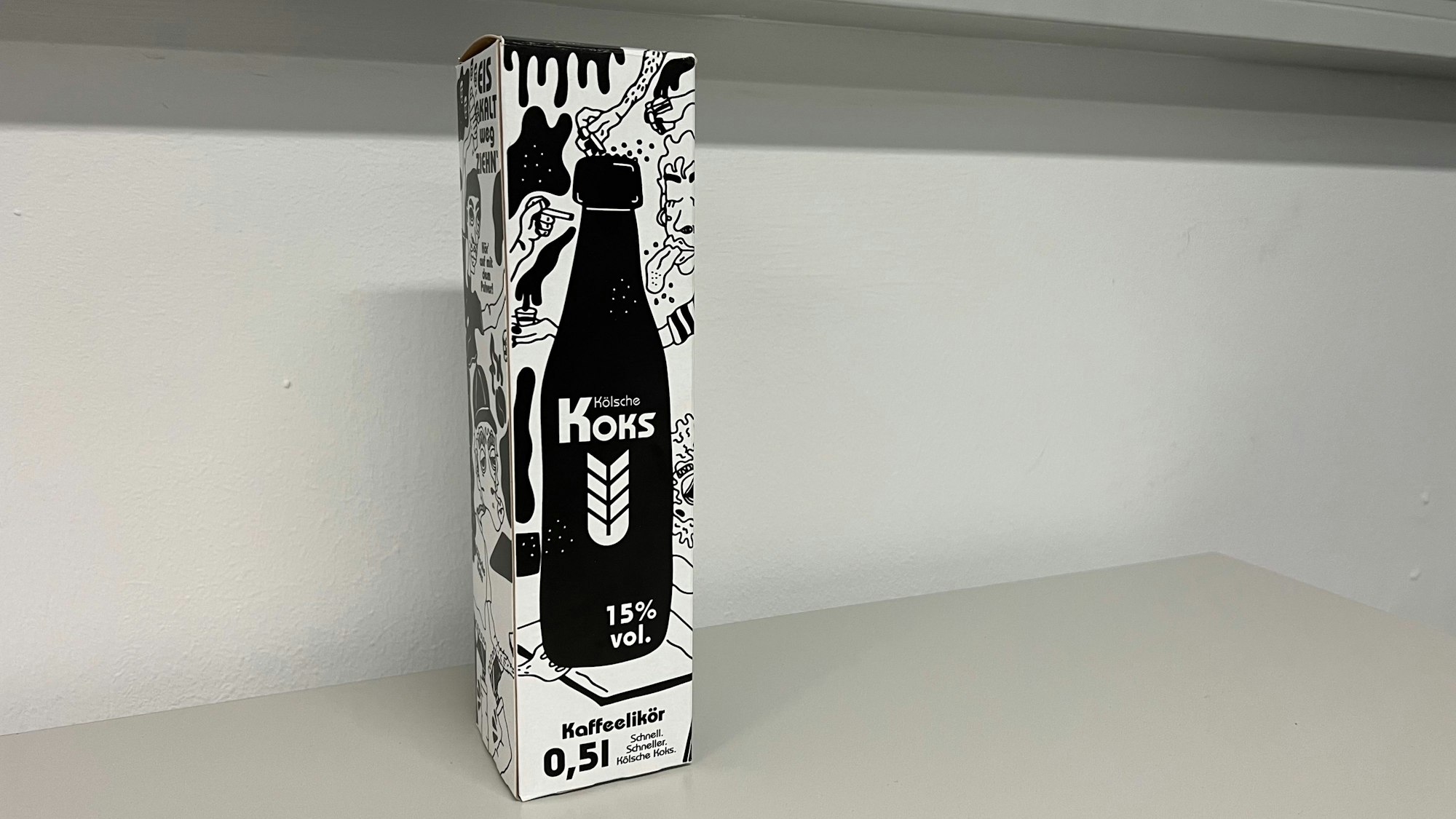 Eine schwarz-weiße Verpackung steht auf einem Tisch.