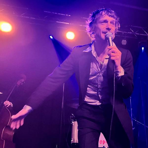 Voodoo Jürgens steht auf der Bühne des Gebäude 9 in Köln.