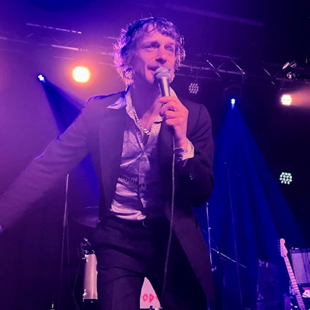 Voodoo Jürgens steht auf der Bühne des Gebäude 9 in Köln.