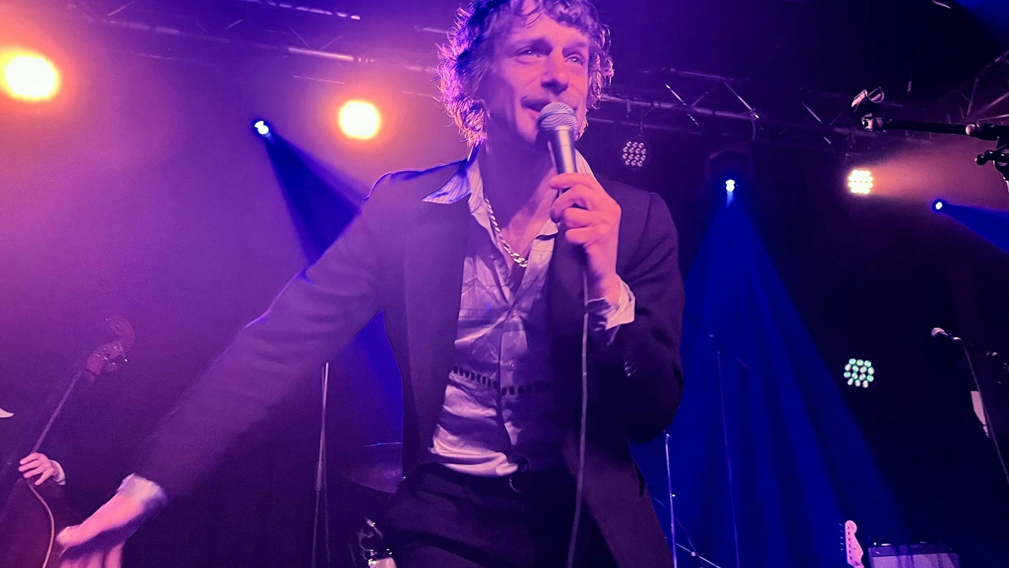 Voodoo Jürgens steht auf der Bühne des Gebäude 9 in Köln.