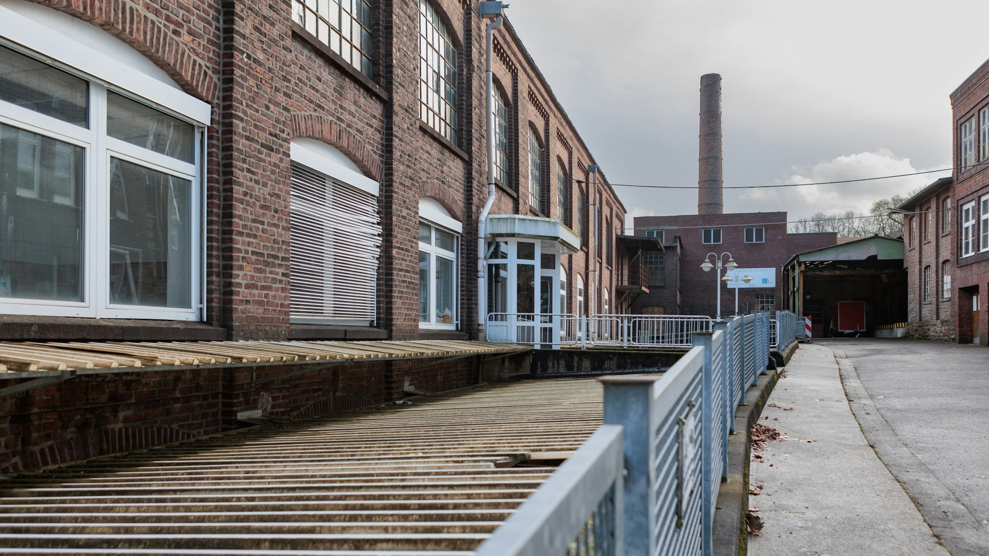Es ist ein altes Industriegebäude zu sehen, mit roten Backsteinen.
