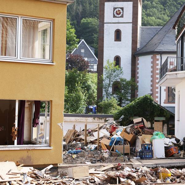 Menschen räumen Schutt aus ihren Häusern. Das Hochwasser hat erhebliche Schäden in der Eifel angerichtet.