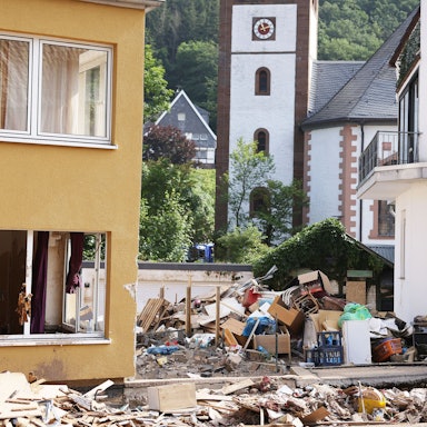 Menschen räumen Schutt aus ihren Häusern. Das Hochwasser hat erhebliche Schäden in der Eifel angerichtet.