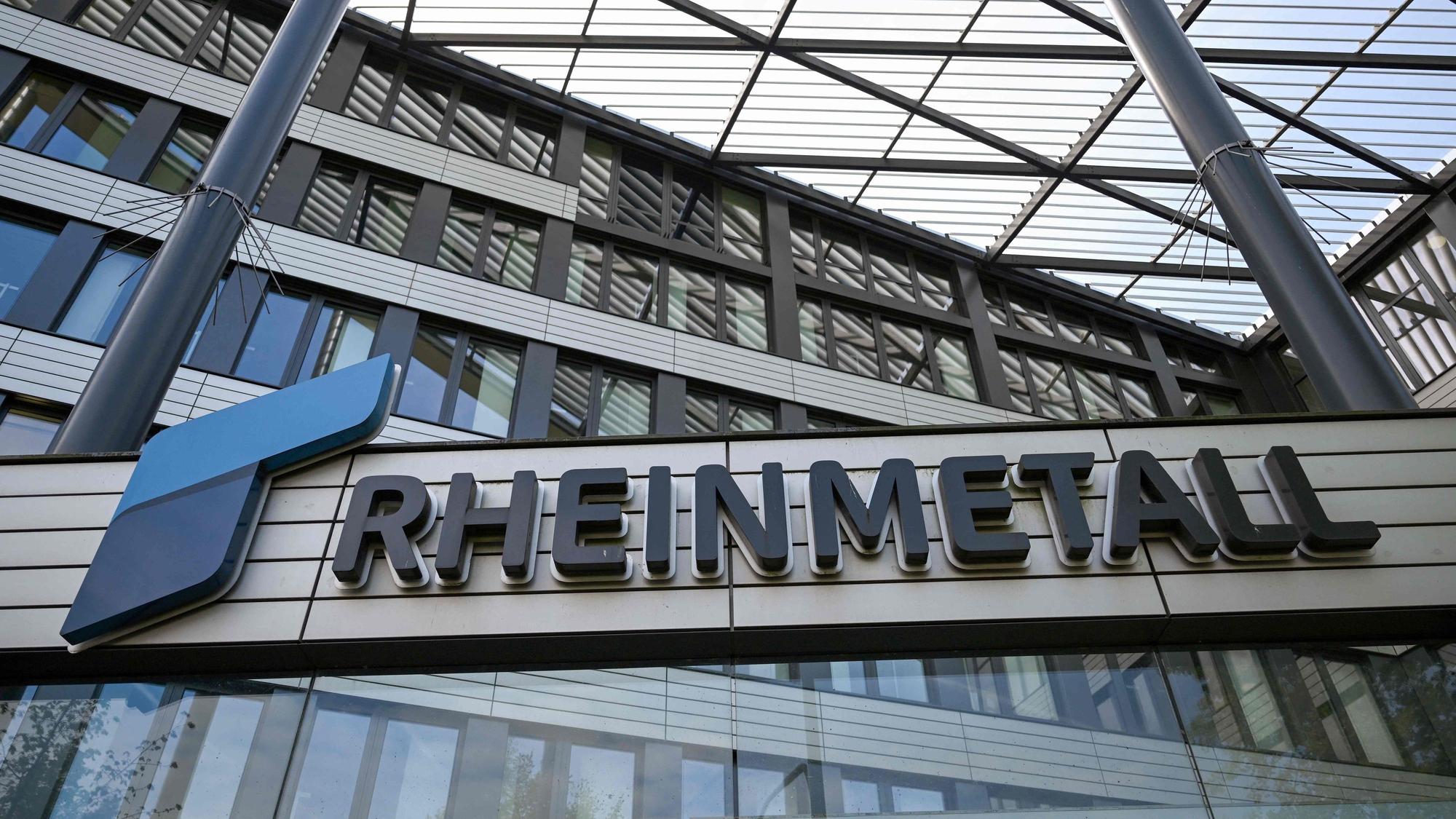 Ein Schriftzug des Waffenherstellers Rheinmetall hängt an der Konzernzentrale in Düsseldorf. In Celle gab es einen mutmaßlichen Brandanschlag beim Rheinmetall-Chef. (Symbolbild)