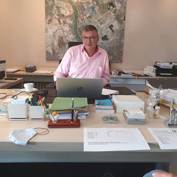 Bürgermeister Stephan Vehreschild sitzt an seinem Schreibtisch hinter einem Laptop.
