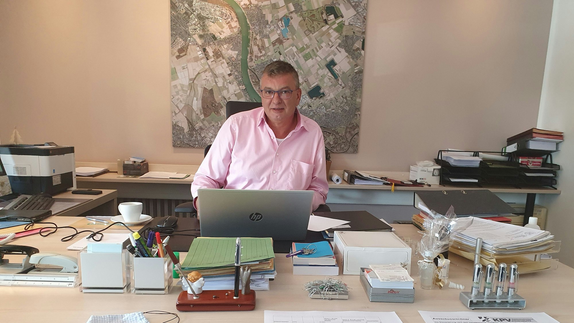 Ein Mann sitzt an seinem Schreibtisch.