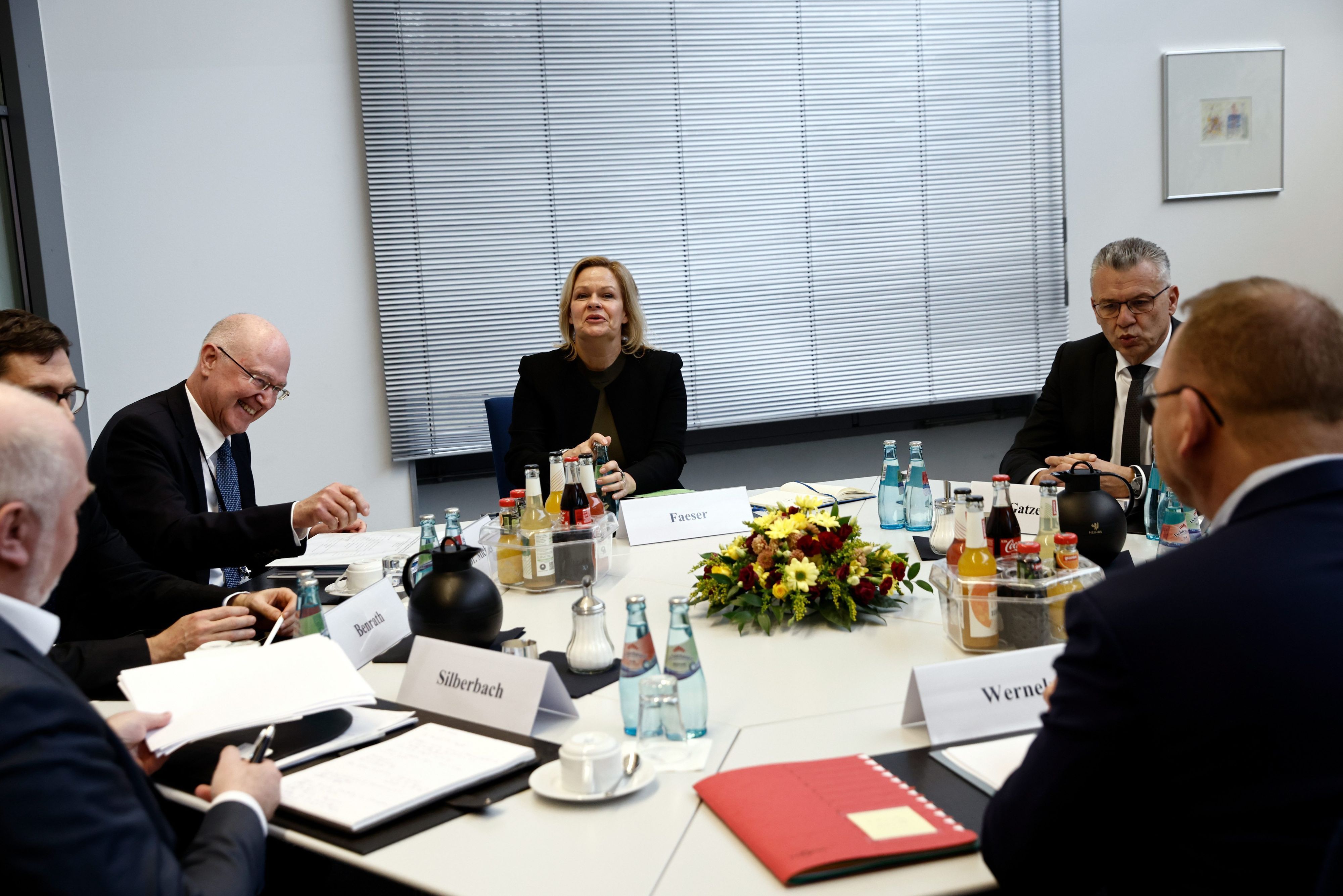Es sitzen die Beteiligten um einen Tisch und verhandeln im Tarifstreit.