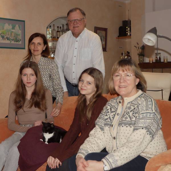 Das Foto zeigt Oksana Lytvyniok mit ihren Töchtern Sofiia (14 Jahre) und Yevhenia (12 Jahre) und ihren Gastgebern in Wesseling, Erika und Dieter Weidenbrück.