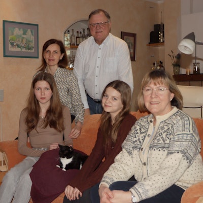 Das Foto zeigt Oksana Lytvyniok mit ihren Töchtern Sofiia (14 Jahre) und Yevhenia (12 Jahre) und ihren Gastgebern in Wesseling, Erika und Dieter Weidenbrück.