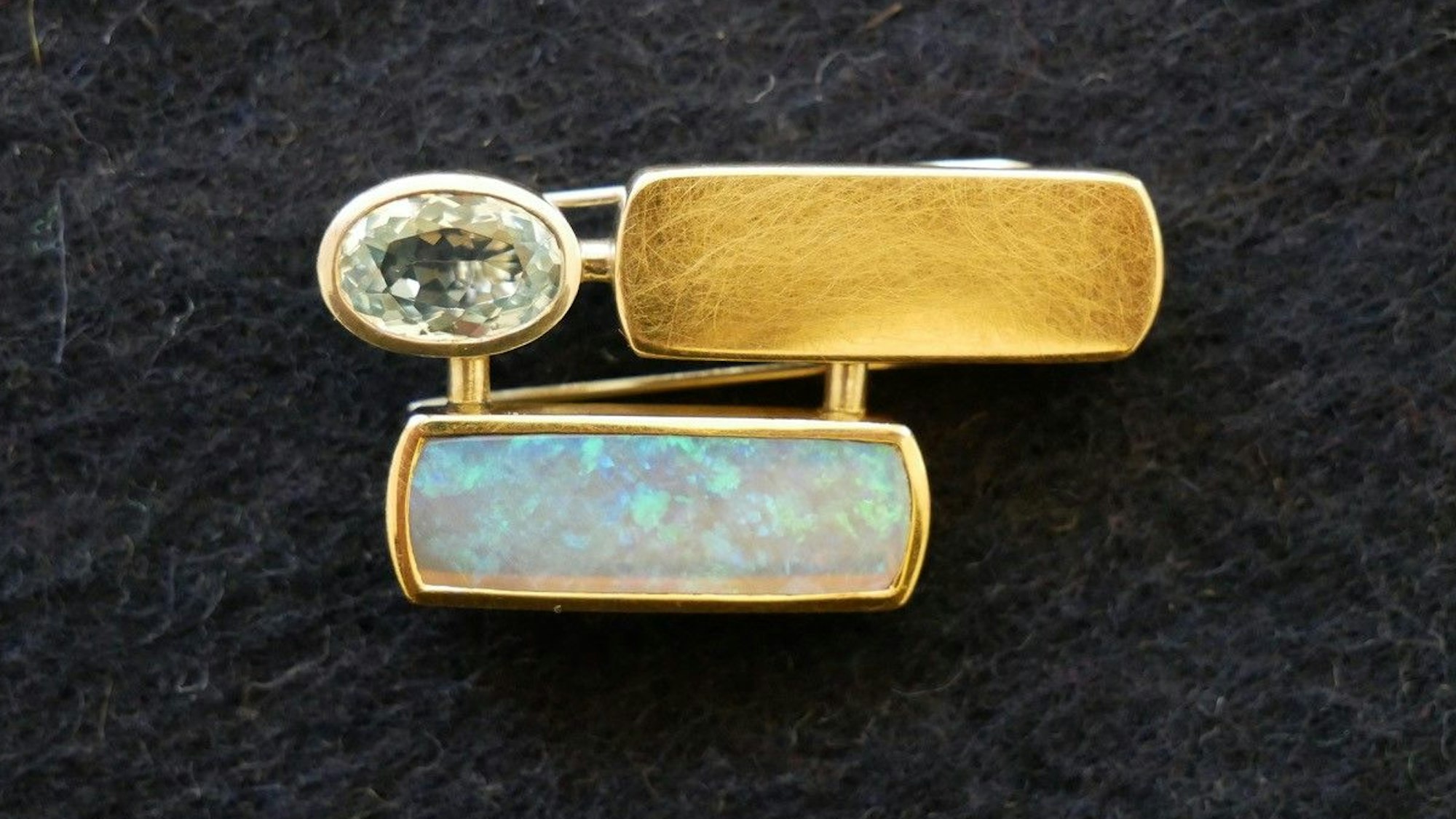 Brosche auf dunklem Stoff