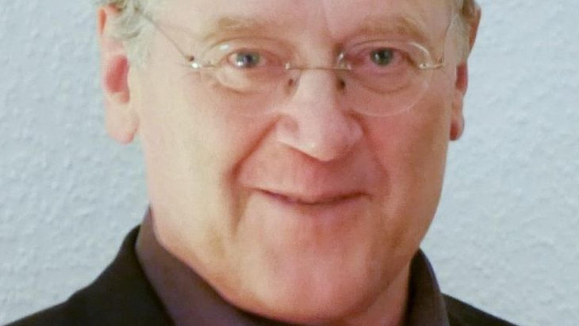 Klaus Boers, Kriminologe der Uni Münster, guckt in die Kamera. Er trägt eine Brille.