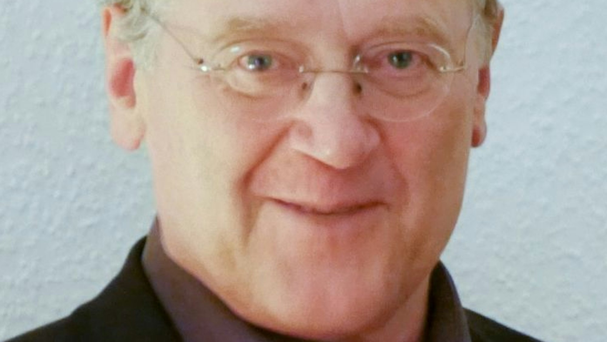 Klaus Boers, Kriminologe der Uni Münster, guckt in die Kamera. Er trägt eine Brille.