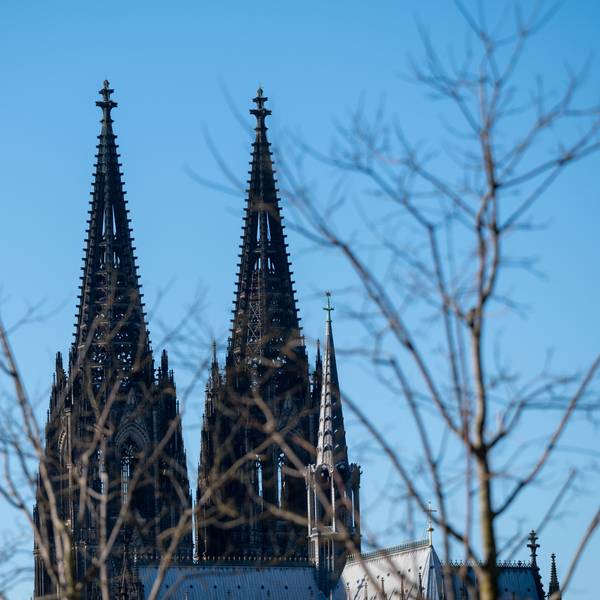Der Dom vor blauem Himmel in der Wintersonne
