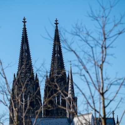 Der Dom vor blauem Himmel in der Wintersonne