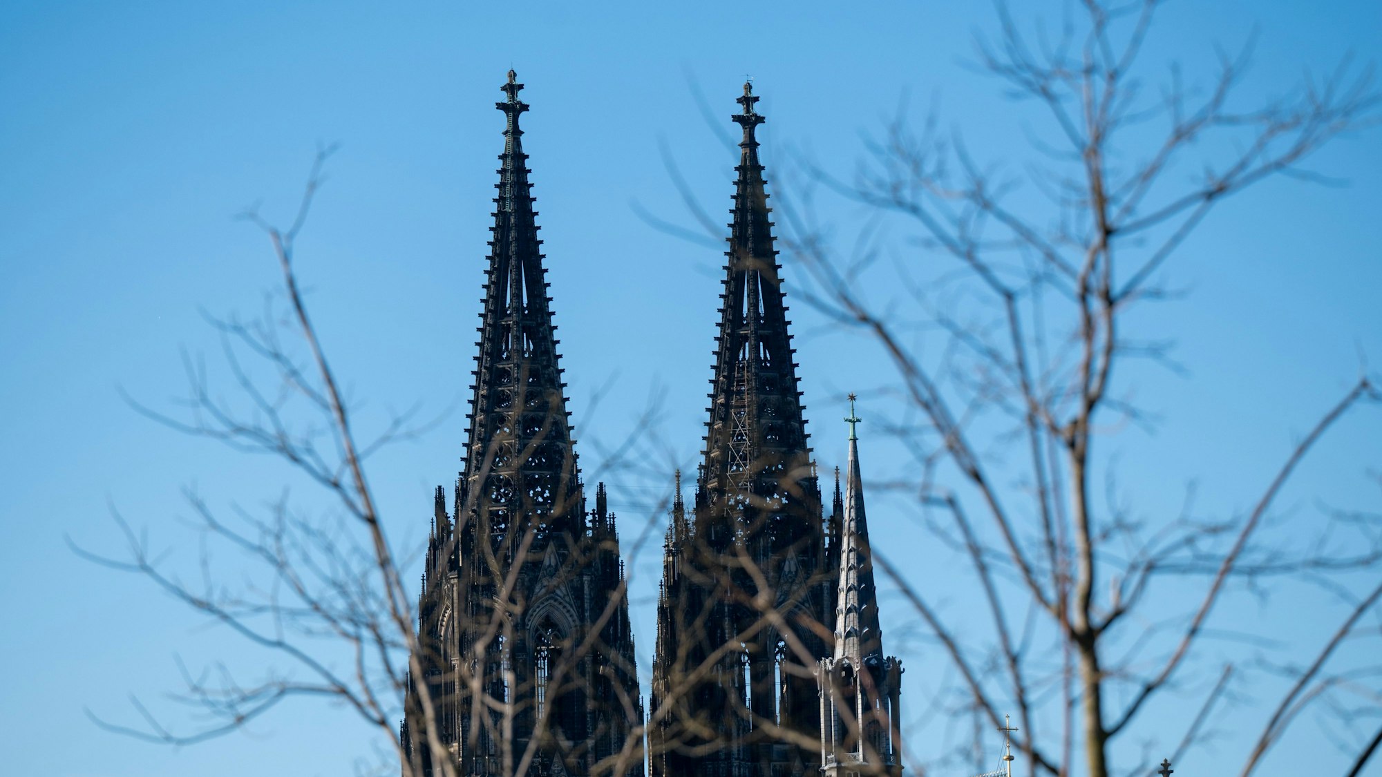Der Dom vor blauem Himmel in der Wintersonne